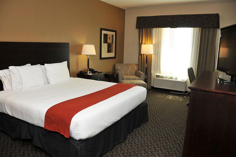 Holiday Inn Express & Suites Clinton By Ihg Habitación foto