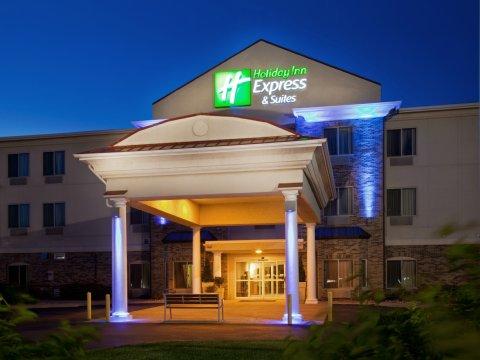 Holiday Inn Express & Suites Clinton, An Ihg Hotel Exterior foto