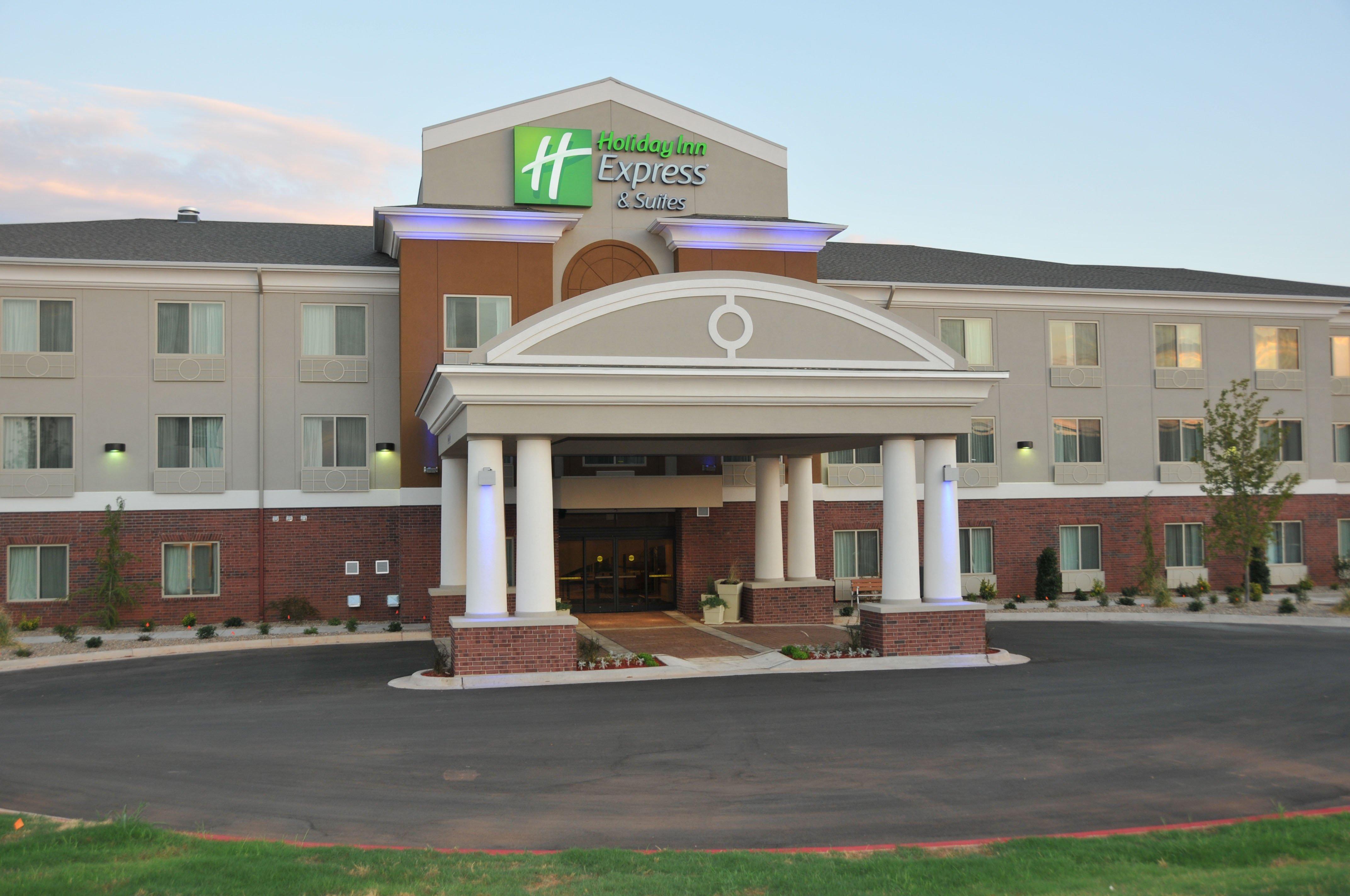 Holiday Inn Express & Suites Clinton By Ihg Exterior foto