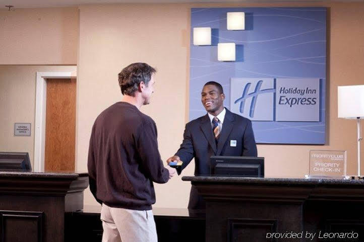 Holiday Inn Express & Suites Clinton By Ihg Exterior foto